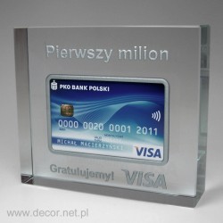 Szklany przycisk do papieru z kartą kredytową